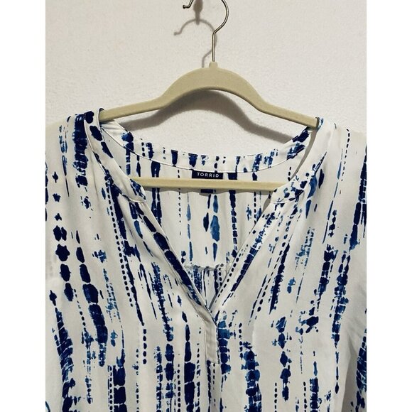 Torrid Top Womens 3X Blue Tie Dye Split Neck Georgette Lightweight Flowy Boho - Picture 2 of 8